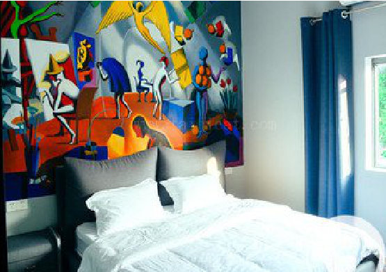 从江对于酒店的墙体彩绘而言更注重哪些方面?